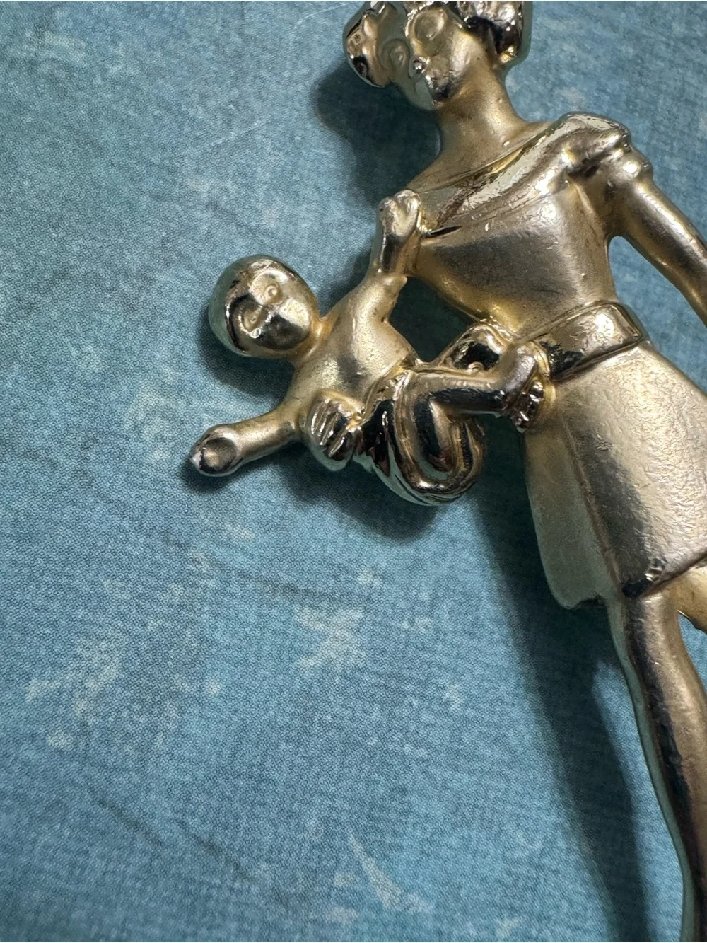 VINTAGE WORKING MOM GOLD TONE BROOCH